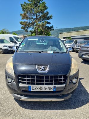 une voiture noire garée dans un parking