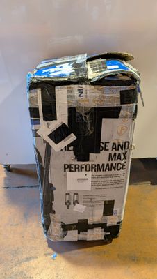 un morceau de carton posé par terre à côté d'une poubelle