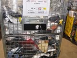 un chariot contenant beaucoup d'articles dans un entrepôt