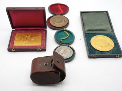 quatre types de pièces différents dans un étui