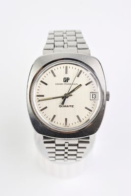une image d'un gros plan d'une montre-bracelet sur une surface blanche