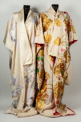 deux mannequins vêtus de costumes traditionnels japonais, debout l'un à côté de l'autre