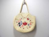 sac à main beige au crochet, orné de fleurs rouges, blanches et bleues
