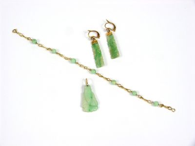 collier et boucles d'oreilles avec des perles de jade vert sur une chaîne plaquée or