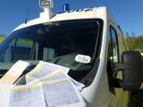 une camionnette sur laquelle sont empilés beaucoup de papiers