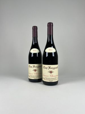 deux bouteilles de vin rouge posées l'une à côté de l'autre sur une table