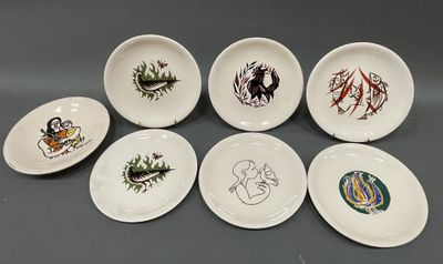 six assiettes à motifs différents posées sur une table