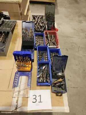 de nombreux types de vis différents posés sur la table