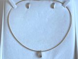 Ensemble collier et boucles d'oreilles plaqués or, présenté dans un coffret cadeau