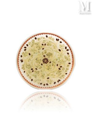 une assiette blanche ornée d'un motif marron et blanc