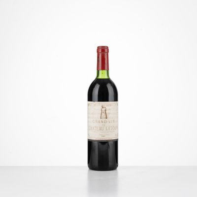 une bouteille de vin rouge posée sur une table