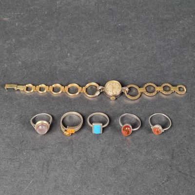 un ensemble de bagues et de bracelets posés sur une table