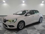 une voiture blanche est garée dans une pièce au sol à carreaux