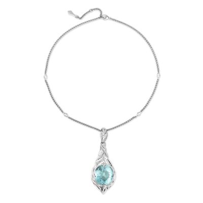 un collier en argent orné d'une topaze bleue montée sur une chaîne