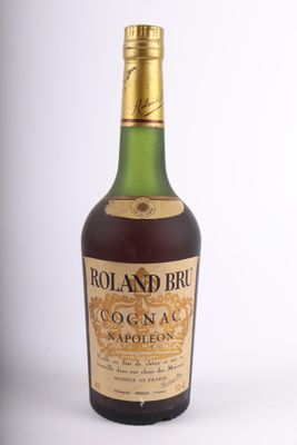 l'image d'une bouteille d'alcool posée sur une table