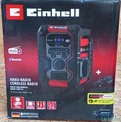 une boîte contenant une radio, posée sur une surface en bois