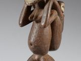 une image représentant une figurine d'un homme portant un sac