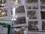 beaucoup de vieilles photos sur la table ensemble
