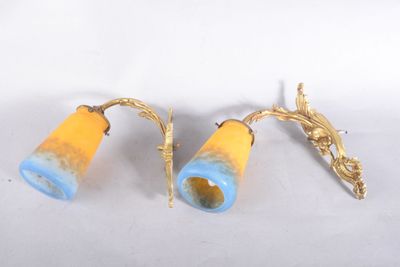 une paire de vases bleus et jaunes rehaussés de touches dorées sur fond blanc