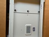 une boîte contenant un appareil électronique blanc
