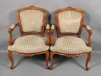 Paire de fauteuils cabriolets en bois fruitier, moulurés et …