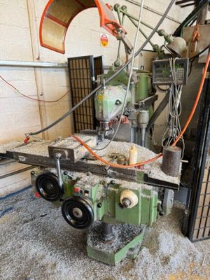 une machine qui travaille sur une pièce de bois