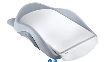 une image montrant un gros plan d'un siège de WC sur fond blanc