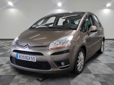 la petite voiture est garée sur le sol en damier du garage