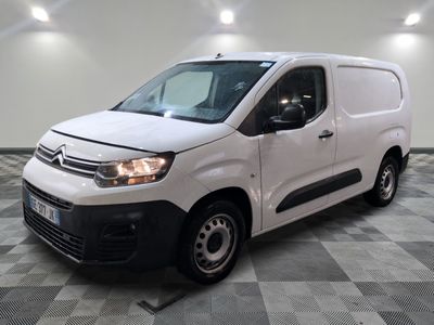 la camionnette blanche est garée sur le sol en damier d'une pièce