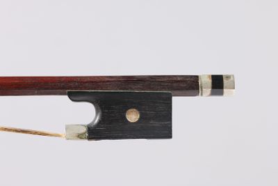 gros plan d'un archet de violon sur fond blanc