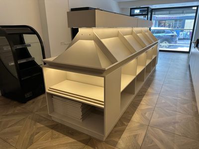 une grande vitrine au milieu d'un magasin