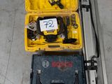 une boîte à outils contenant des outils, posée sur le sol