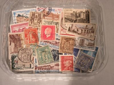 470.57 - Boite Timbres Postes Vrac Neufs ET Obliteres .