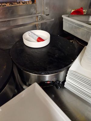 une assiette blanche sur laquelle se trouve un objet rouge, dans une cuisine