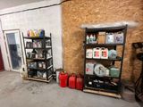 une pièce dans laquelle se trouvent une étagère et une borne d'incendie