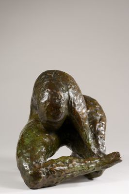 sculpture en bronze représentant un homme tenant sa tête entre ses mains