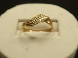 une image représentant une bague en or posée sur une boîte blanche
