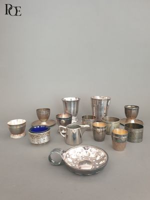 beaucoup de tasses et de cuillères en argent sur la table