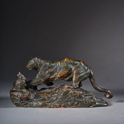sculpture en bronze représentant un tigre sur un rocher