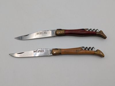 deux couteaux posés l'un à côté de l'autre sur une table