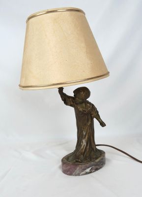 figurine en bronze représentant un homme tenant une lampe, posée sur un socle en marbre