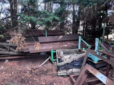 un tas de bois posé par terre dans les bois