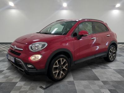 un SUV Fiat rouge garé sur un sol en damier dans un garage