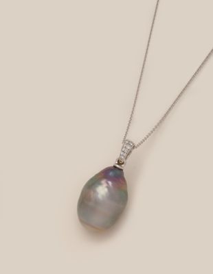 un pendentif composé d'une perle noire et de diamants, monté sur une chaîne en argent