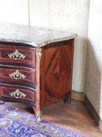 COMMODE en placage de bois de violette et de palissandre, la… (photo 3)