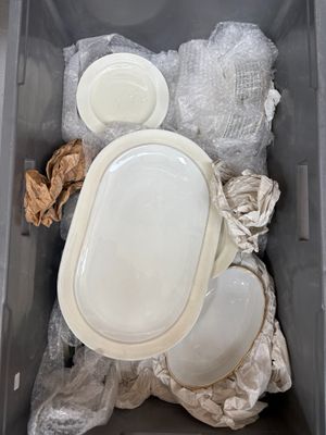 des toilettes blanches dans un bac en plastique, avec beaucoup de papier toilette