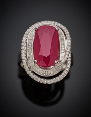 Bague ovale en rubis et diamants