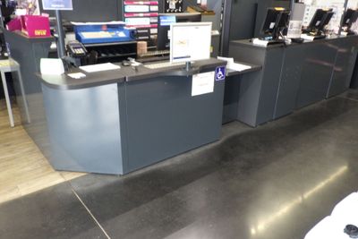 une photo d'un magasin d'informatique où sont exposés de nombreux ordinateurs