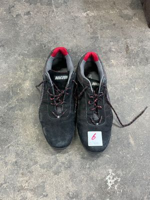 1 paire de chaussures de sécurité BOLZER taille 45.