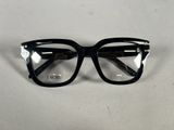 une paire de lunettes posée sur une table